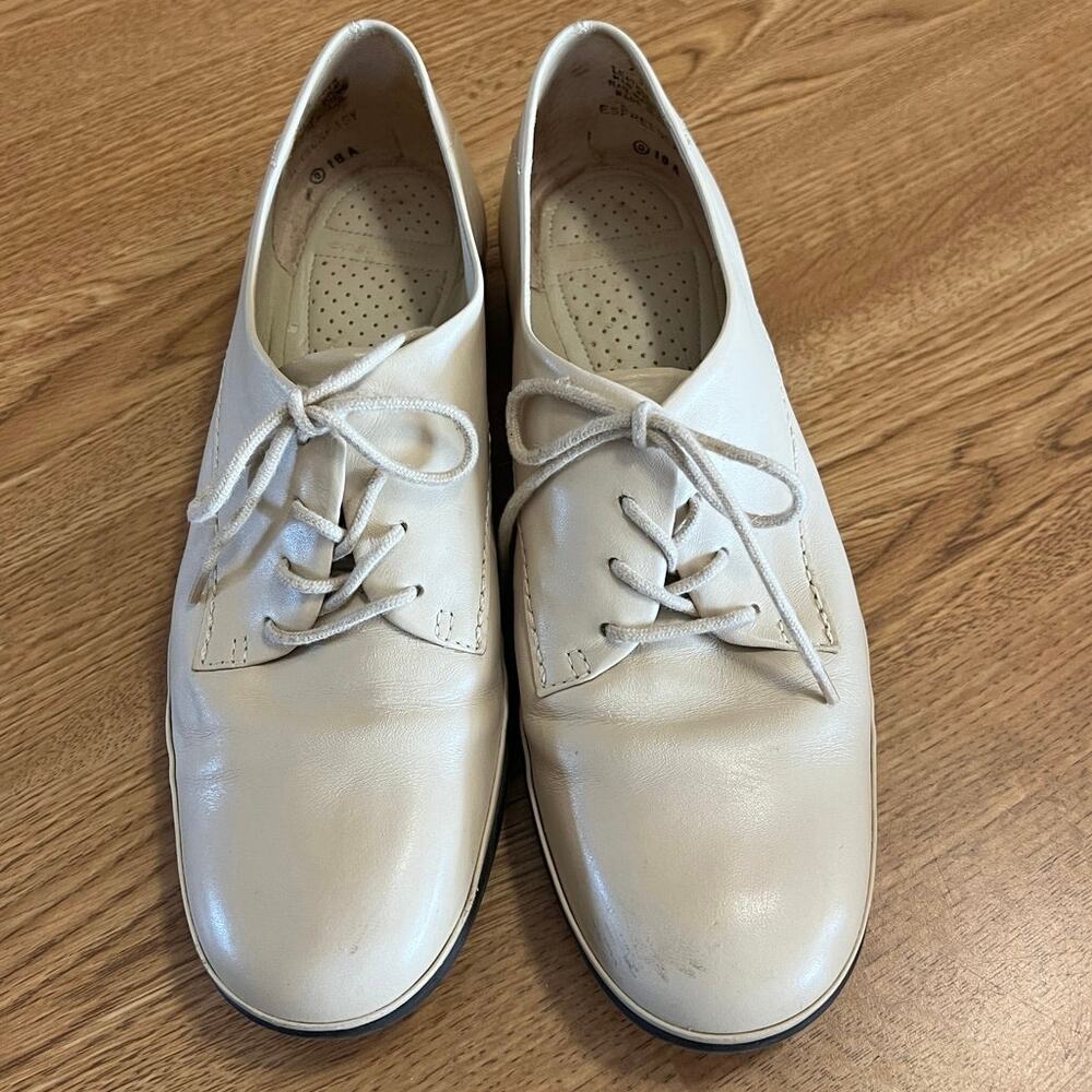 Easy Spirit FreeNEasy size 7 lace-up leather shoes. Light creamy tan/beige.